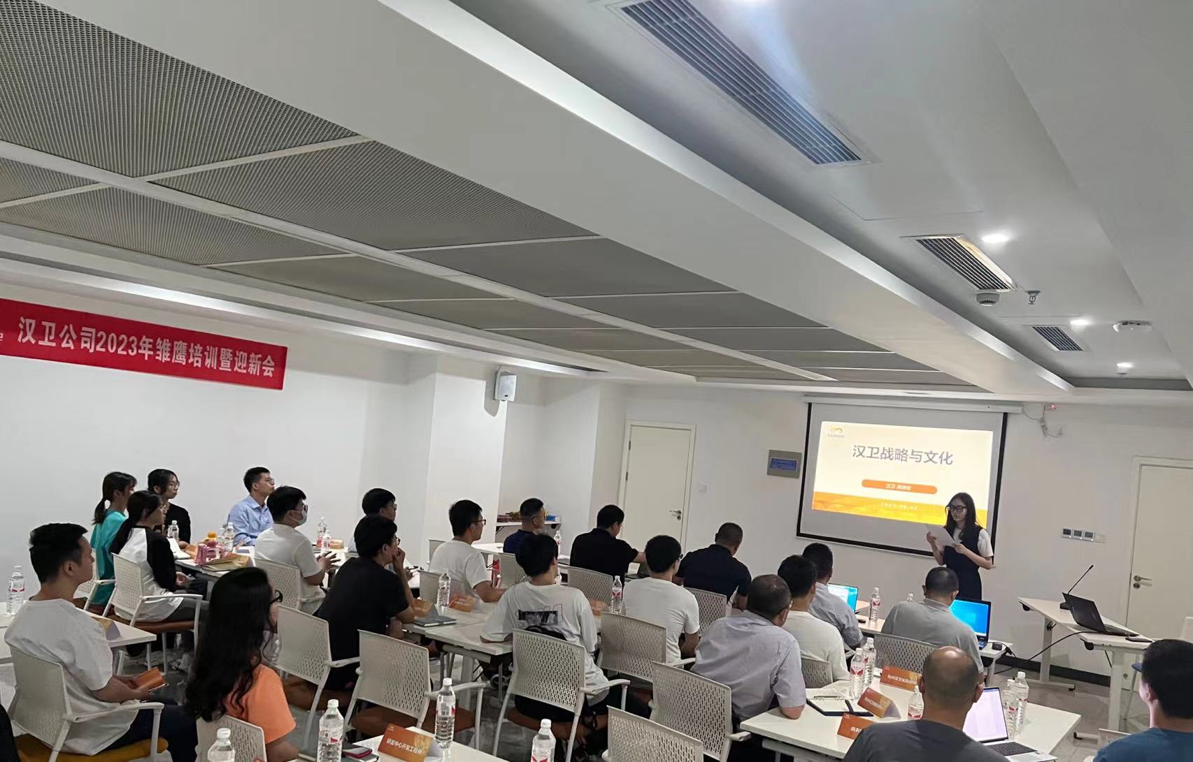 數(shù)字企業(yè) 強(qiáng)國(guó)動(dòng)能—專精特新企業(yè)數(shù)字化轉(zhuǎn)型會(huì)議